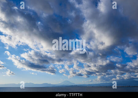 Low Angle View Wolkenhimmel über das Meer und den Mount Fuji im Winter Stockfoto