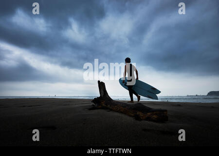 Surfer am Strand und dramatischer Himmel in Inamuragasaki Stockfoto