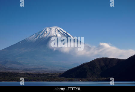 Blick auf den Fuji vom See Motosu, Yamanashi Präfektur, Japan Stockfoto