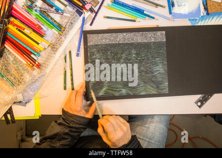 Die Hände von einer älteren Frau Arbeit auf einer Zeichnung in ihrer Art Studio. Stockfoto