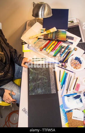 Die Hände von einer älteren Frau Arbeit auf einer Zeichnung in ihrer Art Studio. Stockfoto