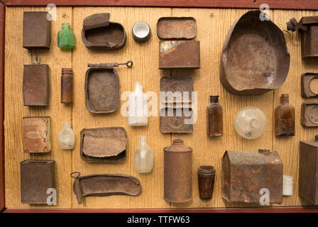 Eine Sammlung von Konservendosen und anderer Elemente, die in der Wüste gefunden. Stockfoto