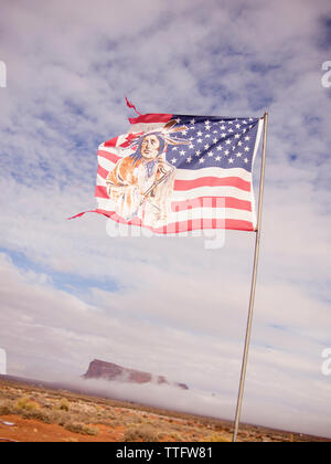 Ein tattered Amerikanische Flagge, eine Indische weht im Wind. Stockfoto