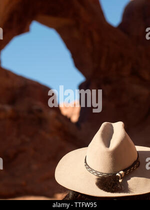 Eine junge Frau mit Abenteuer hat vor der Felsformation, Bögen. Stockfoto