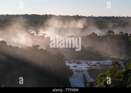 Schöne Landschaft von großen Wasserfall im Regenwald eingestellt Stockfoto