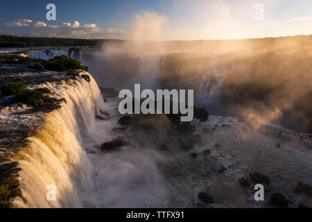 Schöne Landschaft von großen Wasserfall im Regenwald eingestellt Stockfoto