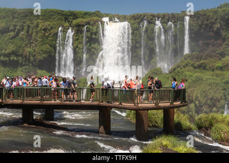 Schöne Landschaft von Touristen auf fußgängerbrücke Besuchen große Wasserfälle