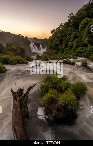 Schöne Landschaft von großen Wasserfall auf Grün atlantischen Regenwaldes gesetzt