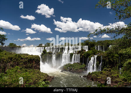 Schöne Landschaft von großen Wasserfall auf Grün atlantischen Regenwaldes gesetzt Stockfoto