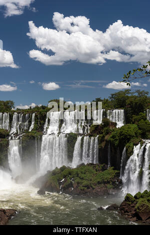 Schöne Landschaft von großen Wasserfall auf Grün atlantischen Regenwaldes gesetzt Stockfoto