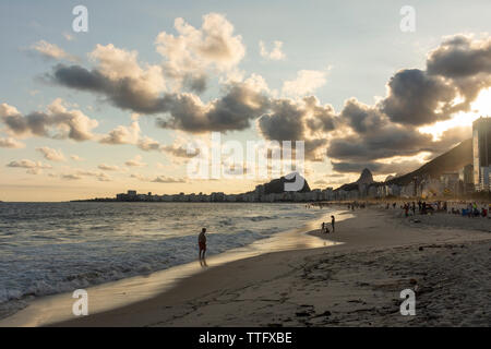 Sunset Landschaft von Leme Strand in Rio de Janeiro, Brasilien gesehen Stockfoto