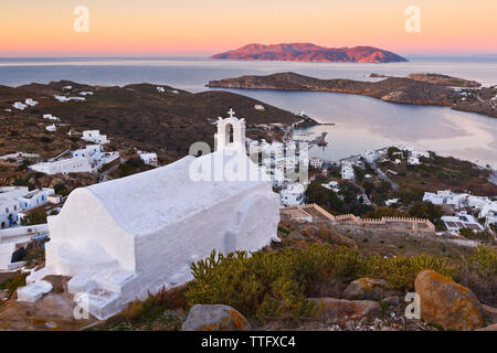 Morgen Blick auf Hafen auf der Insel Ios in Griechenland. Stockfoto