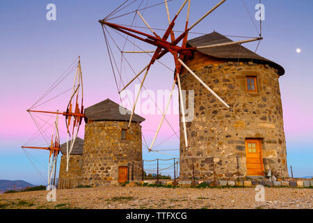 Windmühlen an Chrora Dorf von Patmos Insel in Griechenland. Stockfoto