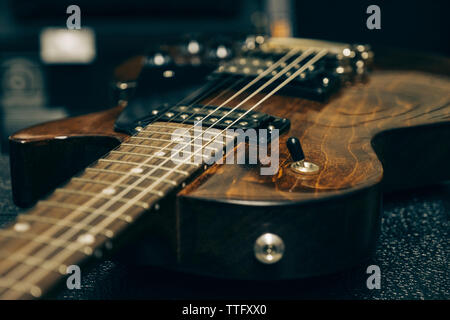 Nahaufnahme der Gitarre auf dem Tisch im Studio Stockfoto