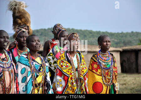 MASAI MARA NATIONAL RESERVE, Kenia - 19. August 2010. Gruppe von Massai Frauen und Männer singen und dabei eine Willkommen Tanz. Stockfoto