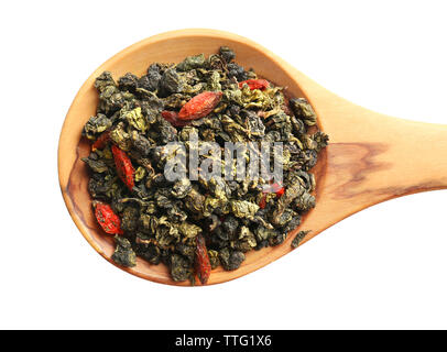 Trocken Tee mit Goji-beeren im Löffel aus Holz, isoliert auf weißem Stockfoto