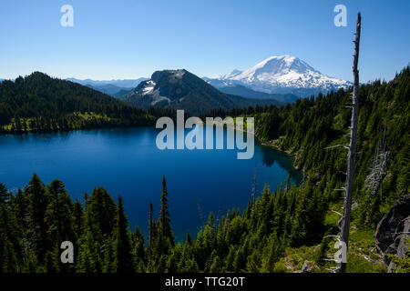 Alpine Lake und Mt Rainier in den Cascade Mountains Stockfoto