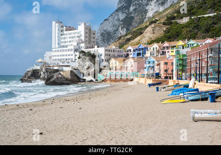 Catalan Bay am östlichen Ufer von Gibraltar mit der prominent Caleta Hotel gebaut um einen Felsen Stockfoto