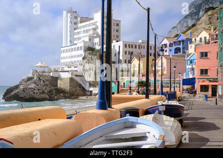 Catalan Bay am östlichen Ufer von Gibraltar mit der prominent Caleta Hotel gebaut um einen Felsen Stockfoto