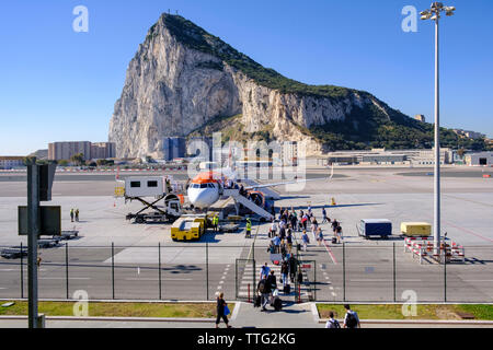 Gibraltar International Airport mit Passagiere einschiffen auf EasyJet Flugzeug Stockfoto