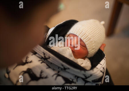 Zugeschnittenes Bild der Mutter, neugeborenes Baby zu Hause Stockfoto