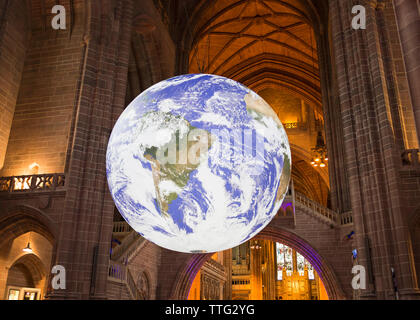 Gaia, Kathedrale von Liverpool, Liverpool, England, UK, der Planet Erde kunst Installation von Luke Jerram Stockfoto