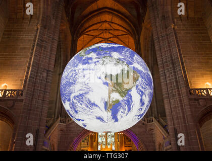 Gaia, Kathedrale von Liverpool, Liverpool, England, UK, der Planet Erde kunst Installation von Luke Jerram Stockfoto