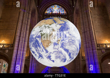 Planet Erde in Liverpool Cathedral, Gaia kunst Installation durch britische Künstler Luke Jerram, Liverpool, England, UK erstellt Stockfoto