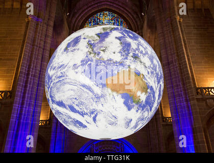 Gaia, 23 ft Replik der Erde angezeigt in der Kathedrale von Liverpool, Liverpool, England, UK, Künstler Luke Jerram Stockfoto
