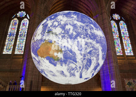 Gaia, 23 ft Replik der Erde angezeigt in der Kathedrale von Liverpool, Liverpool, England, UK, Kunst Installation von Luke Jerram Stockfoto