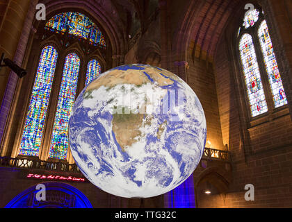 Gaia von Luke Jerram, Kunst Installation des Planeten Erde in der Kathedrale von Liverpool, Liverpool, England, UK Stockfoto