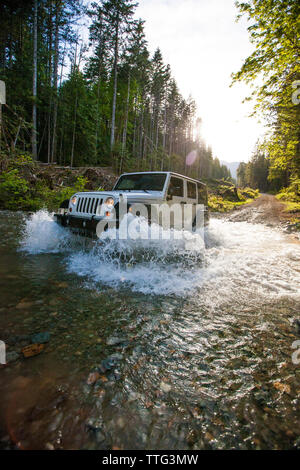 4x4 Fahrzeug fahren durch River in British Columbia. Stockfoto