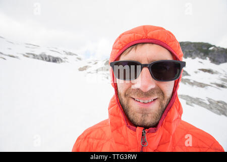 Portrait der kaukasischen Bergsteiger mit Brille. Stockfoto