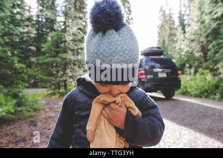 Kleiner Junge kuschelt mit seinem Stoff Hasen Stockfoto