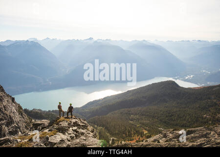 Silhouette von zwei Bergsteiger auf Douglas Peak, British Columbia. Stockfoto