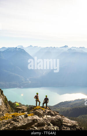 Silhouette von zwei Bergsteiger auf Douglas Peak, British Columbia. Stockfoto