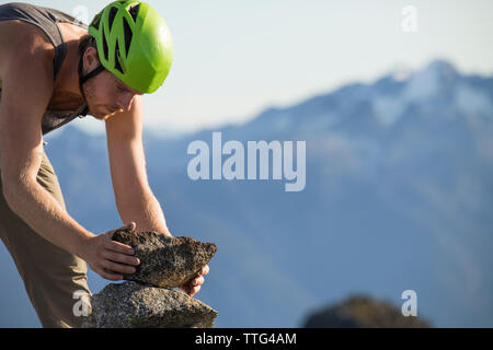 Kletterer Gebäude rock Cairn auf Douglas Peak, British Columbia. Stockfoto