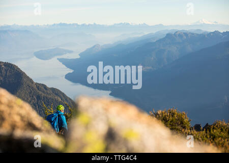 Bergsteiger blickt auf Harrison Lake von Douglas Peak, BC Kanada Stockfoto
