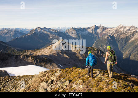 Backpackers wandern entlang hoher Bergrücken, B.C. Stockfoto