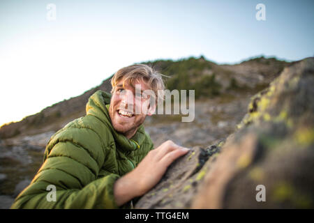 Seitenansicht des glücklichen Menschen klettern. Stockfoto
