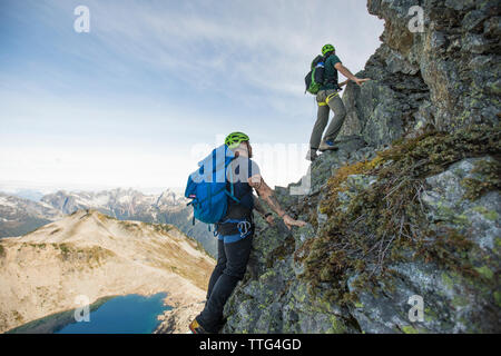 Low Angle View der Kletterer, die Kriechen, Douglas Peak, British Columbia. Stockfoto