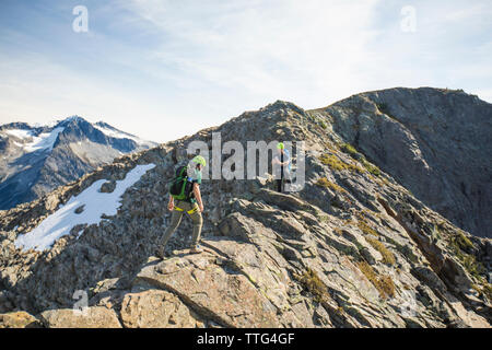 Kletterer Kreuz ein schmaler Grat in der Nähe der Gipfel von Douglas Peak, B.C. Stockfoto