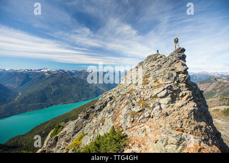 Bergsteiger auf dem Gipfel des Douglas Peak, British Columbia. Stockfoto