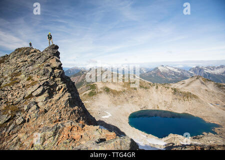 Bergsteiger auf dem Gipfel des Douglas Peak, British Columbia. Stockfoto