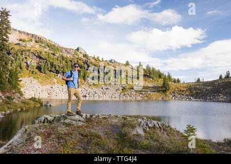 Porträt einer Backpacker in der Coast Mountain Range, B.C. Stockfoto