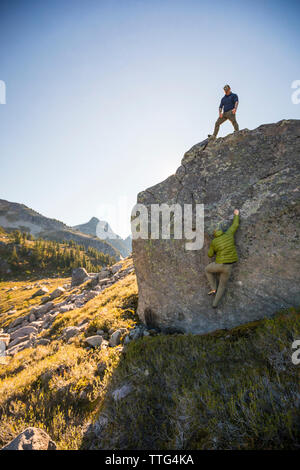 Bouldern unter Douglas Peak, British Columbia. Stockfoto