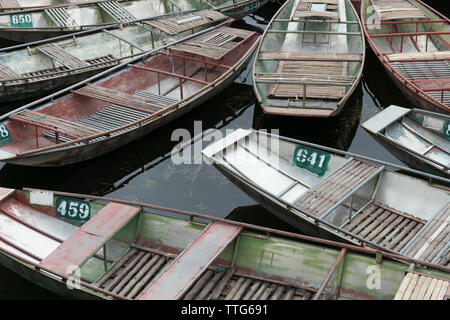 Detail der leeren Boote bei Ninh Hai Boat Harbour Stockfoto