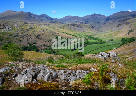 Eskdale mit Blick in Richtung Hardknott Pass und Brotherikeld, Lake District, Cumbria, England Stockfoto