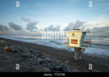 Lifeguard Tower im Torrey Pines State Beach im Februar. Stockfoto