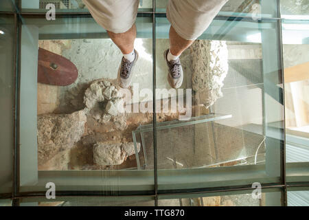 Besucher über den Glasboden des Punischen Wand Interpretation Centre Stockfoto